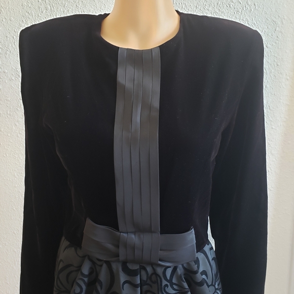 Susan Bennet VTG Velvet Bow Dress - Picture 11 of 12